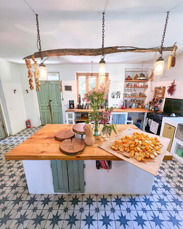 Werkblad gemaakt van oude vloerdelen uit het huis