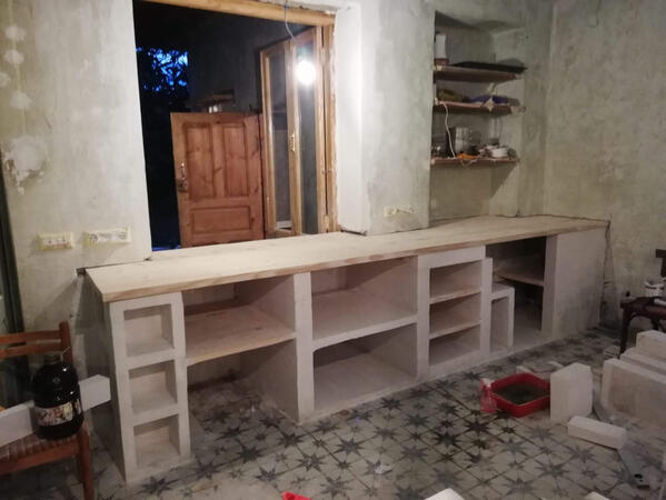 Werk aan het aanrechtblad van Karma Hostel