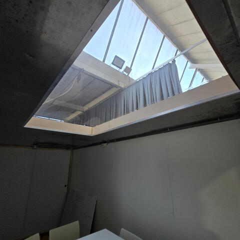 Gat in het dak gemaakt met dakkoepel