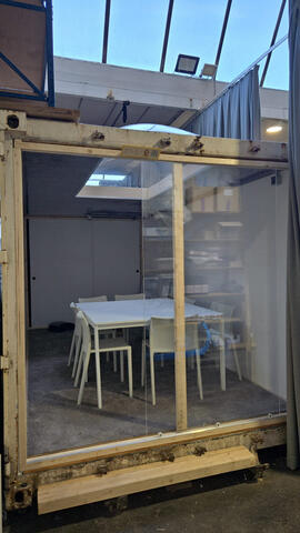 In oude vriescontainer